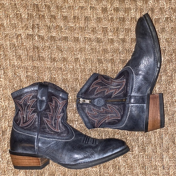Ariat Billie Unbridled ankle booties NWOT - Picture 2 of 11